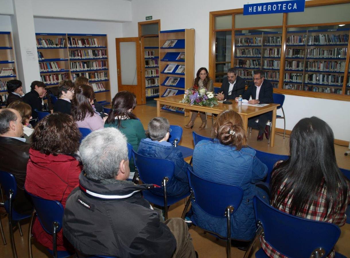 Encuentro poético-literario de Carlos Aganzo en la biblioteca de Íscar