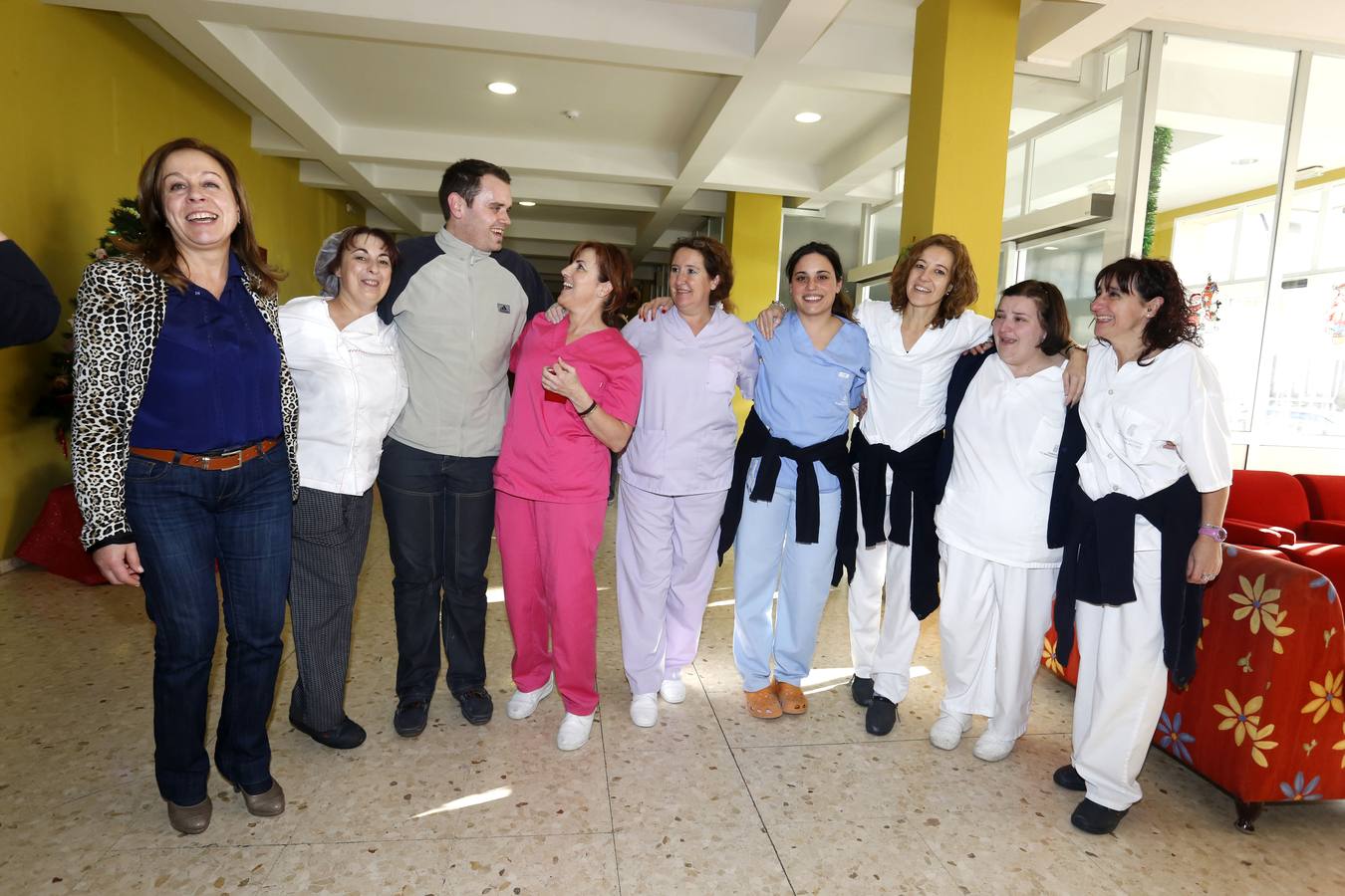 Armunia (León). Agraciados con el cuarto premio correspondiente al número 7617 y vendido en la residencia de ancianos de Armunia.