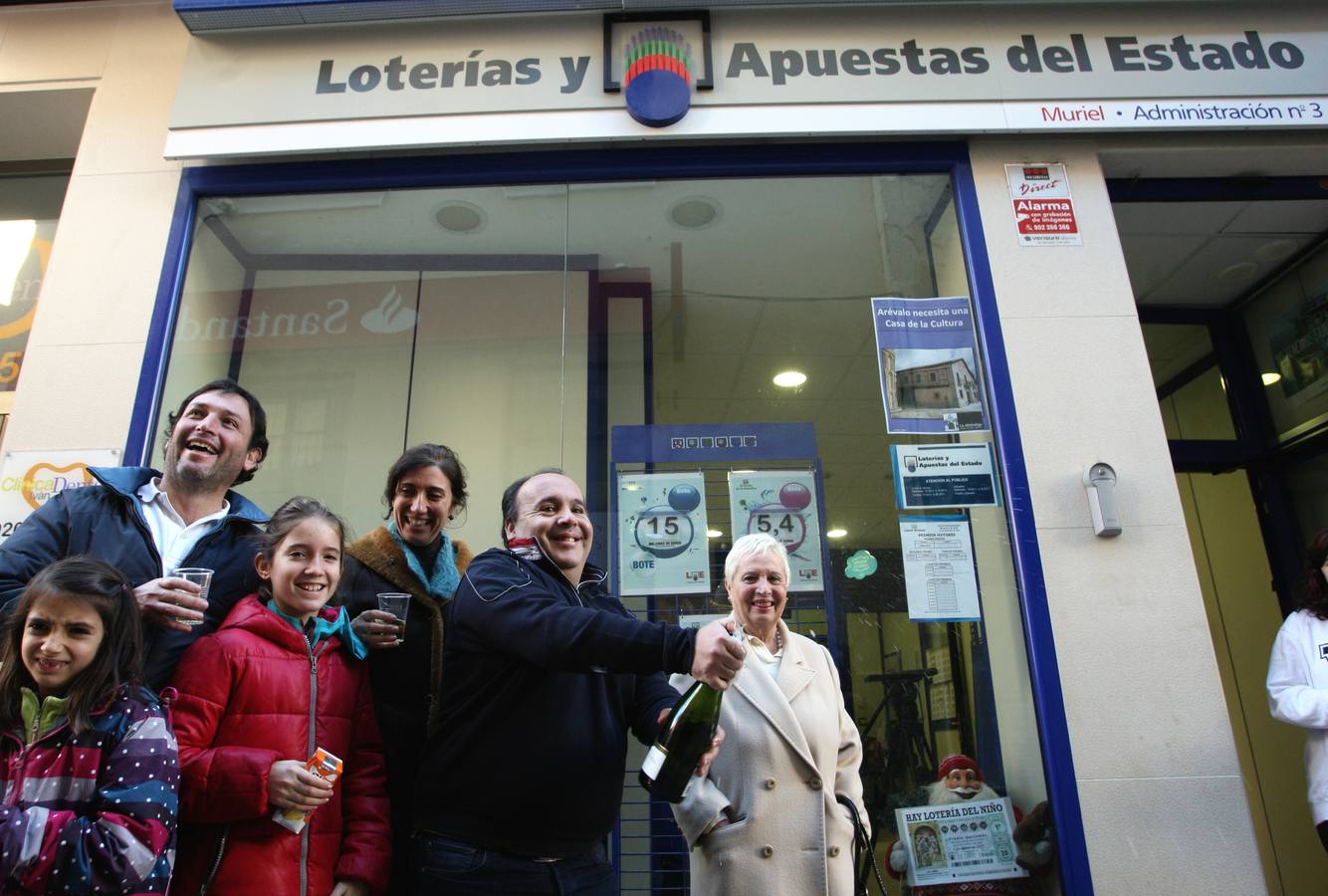 Ávila. El propietario de la administración número 3 de Arévalo, Fernando Muriel, celebra con espumoso la venta del cuarto premio de la Loteria de Navidad.