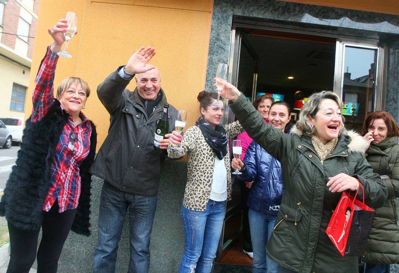Ponferrada (León). El estanco del barrio ponferradino de Cuatrocientos reparte parte del segundo premio.