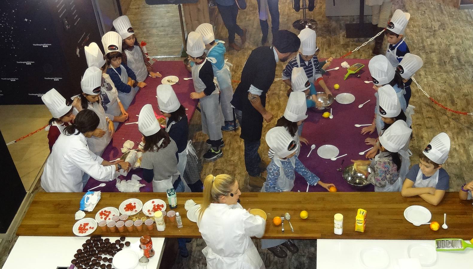El ‘top chef’ Javier Peña supervisa un taller de cocina para niños en los fogones de The Singular Kitchen de Valladolid