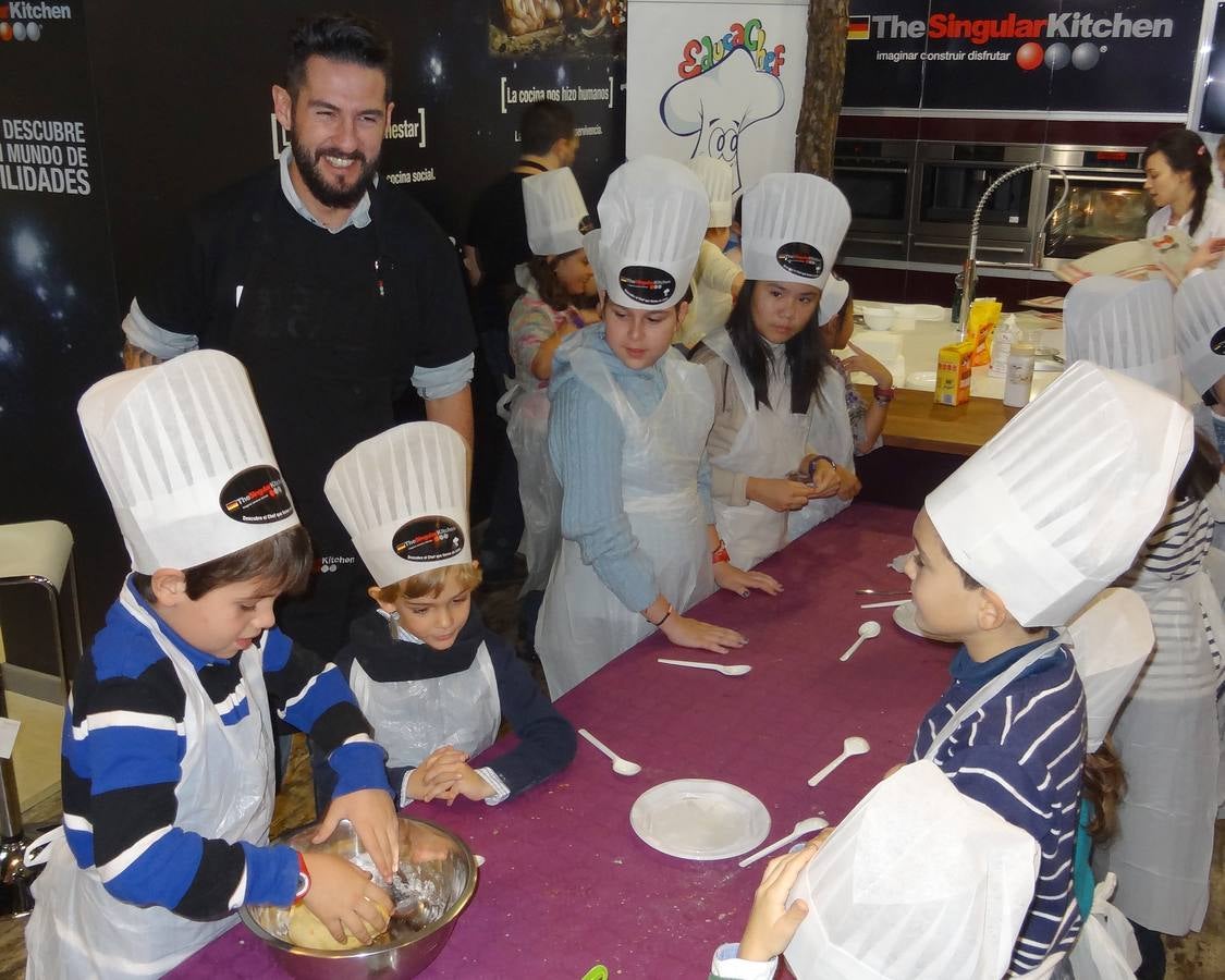 El ‘top chef’ Javier Peña supervisa un taller de cocina para niños en los fogones de The Singular Kitchen de Valladolid