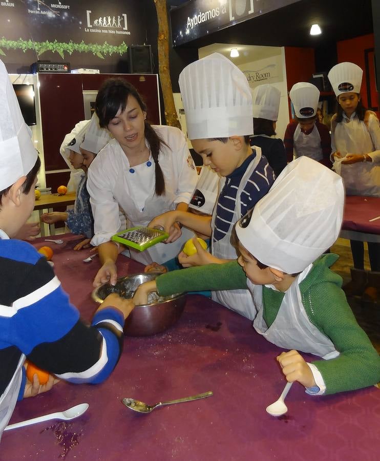 El ‘top chef’ Javier Peña supervisa un taller de cocina para niños en los fogones de The Singular Kitchen de Valladolid