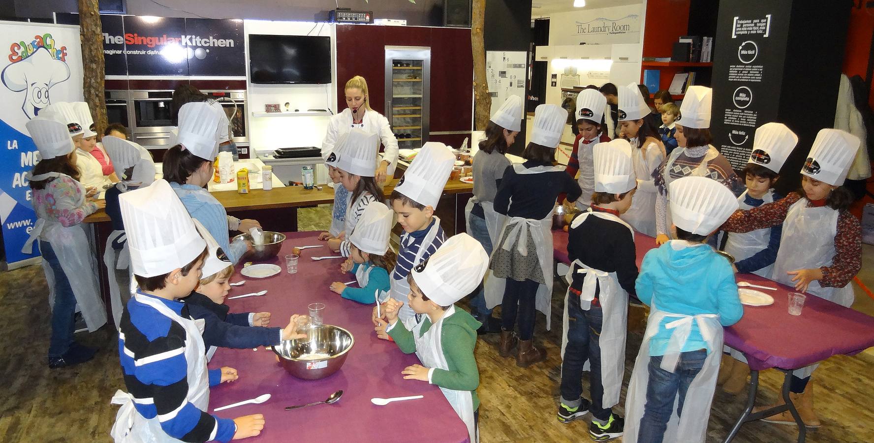 El ‘top chef’ Javier Peña supervisa un taller de cocina para niños en los fogones de The Singular Kitchen de Valladolid