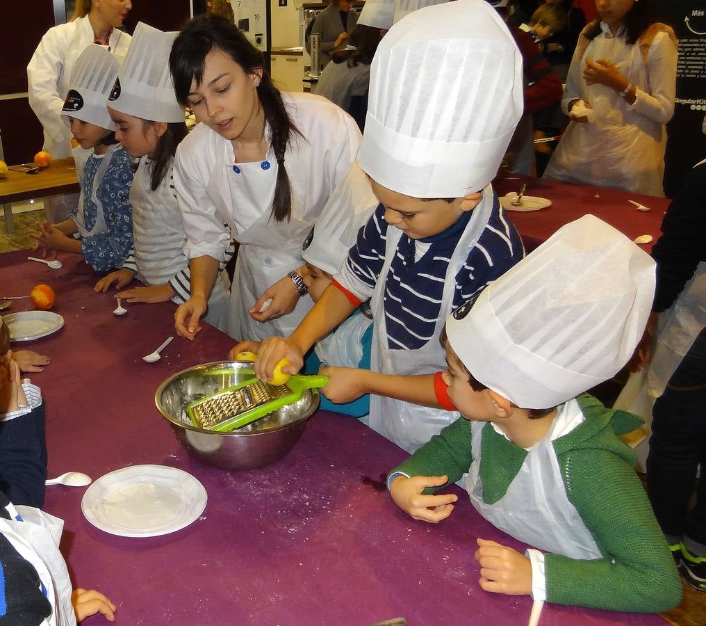 El ‘top chef’ Javier Peña supervisa un taller de cocina para niños en los fogones de The Singular Kitchen de Valladolid