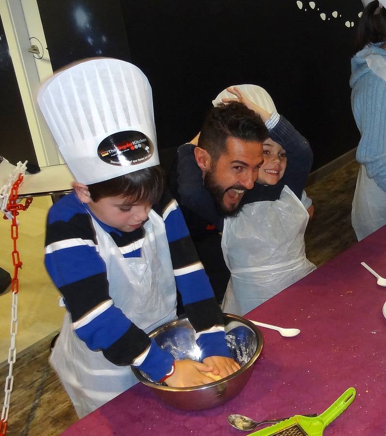 El ‘top chef’ Javier Peña supervisa un taller de cocina para niños en los fogones de The Singular Kitchen de Valladolid