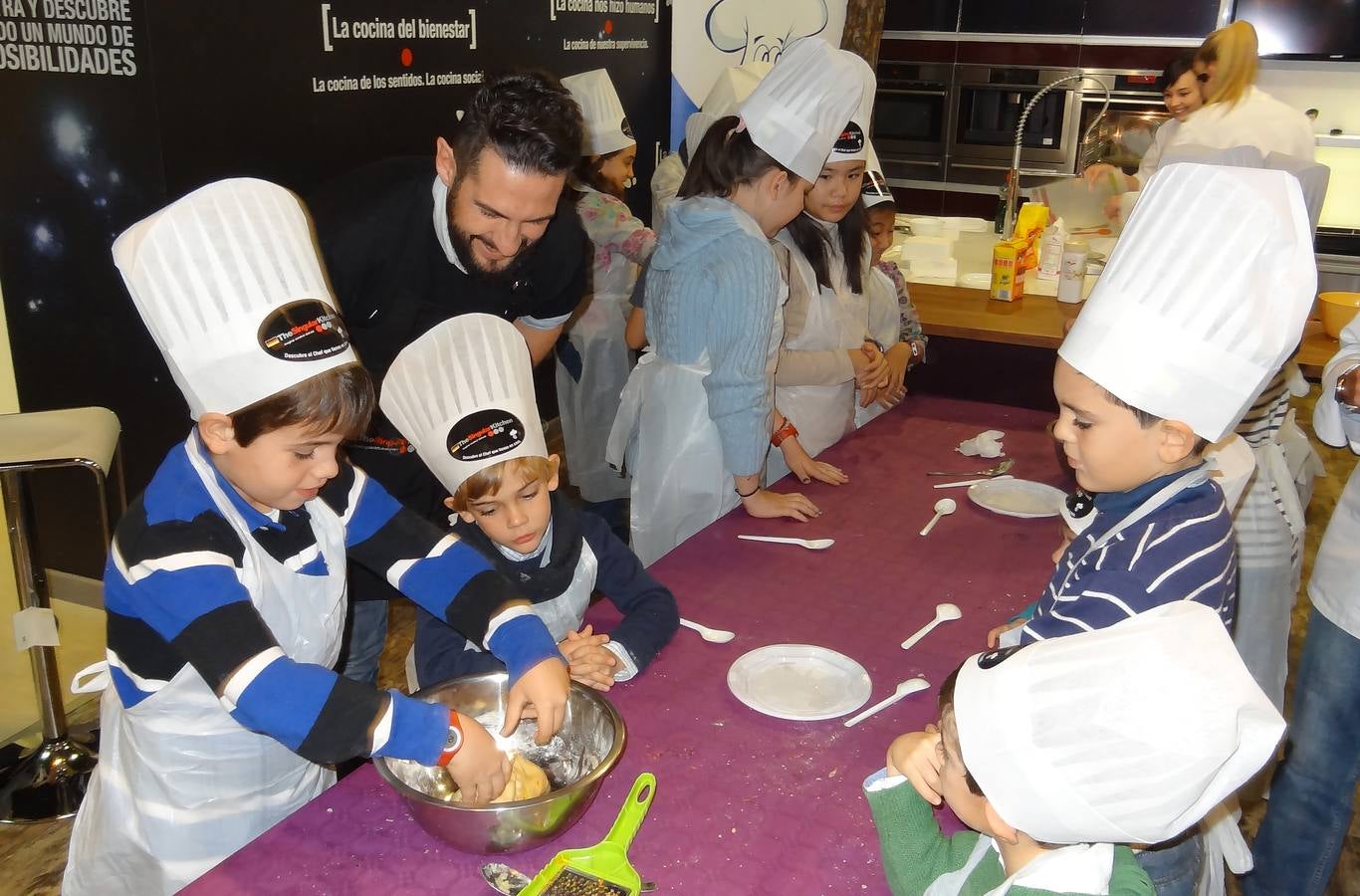 El ‘top chef’ Javier Peña supervisa un taller de cocina para niños en los fogones de The Singular Kitchen de Valladolid