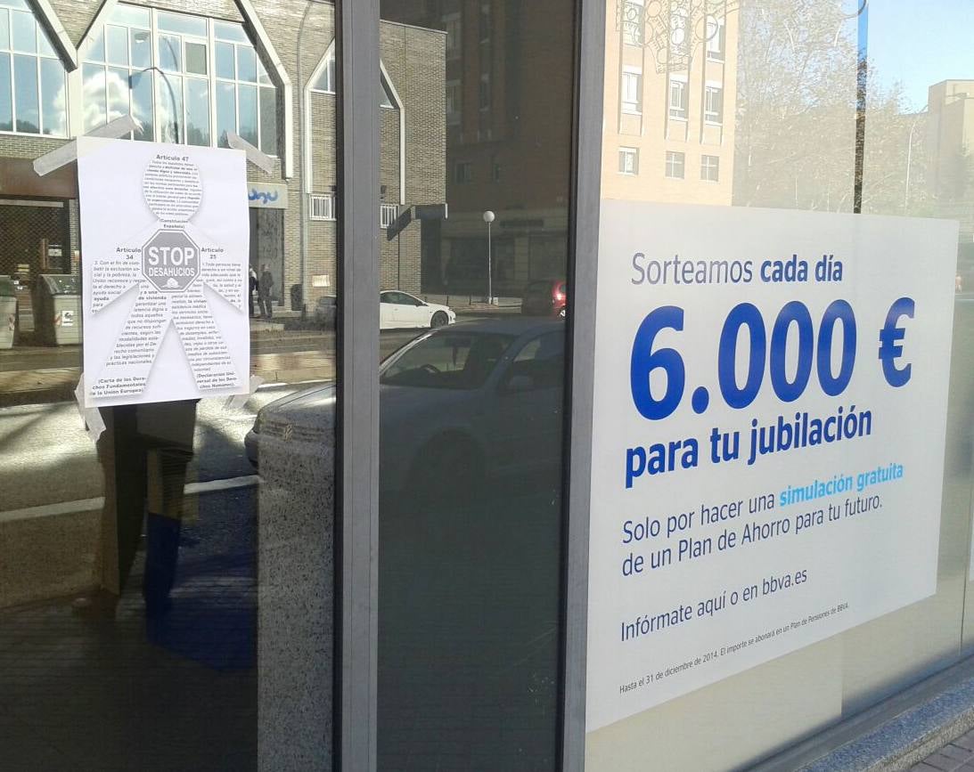 Stop Desahucios empapela los bancos de Valladolid