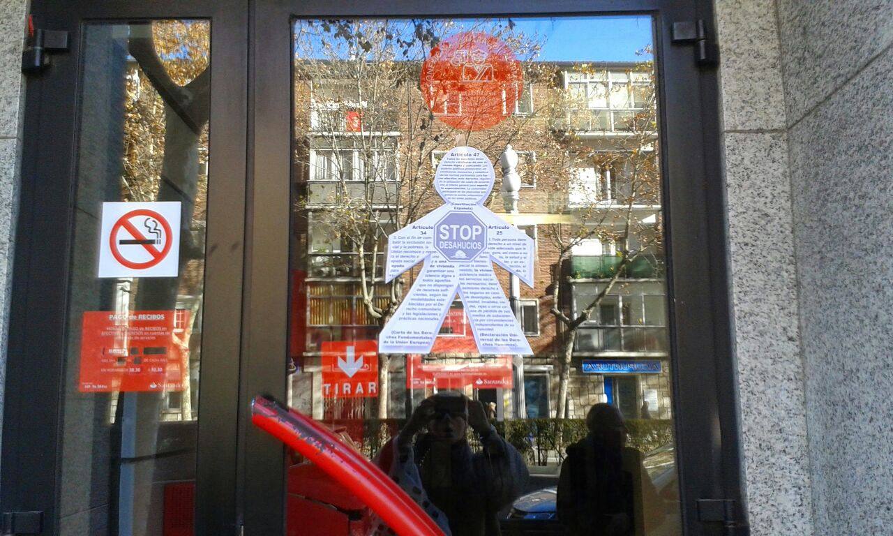 Stop Desahucios empapela los bancos de Valladolid