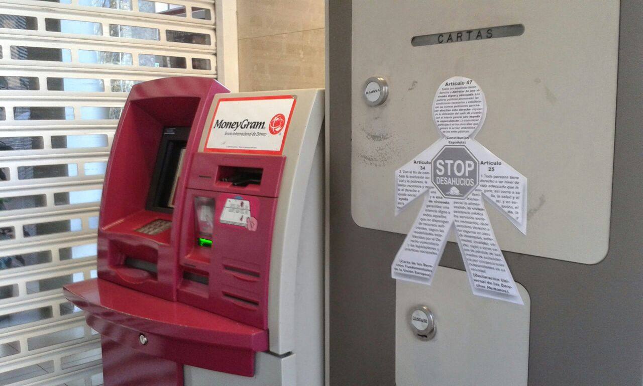 Stop Desahucios empapela los bancos de Valladolid