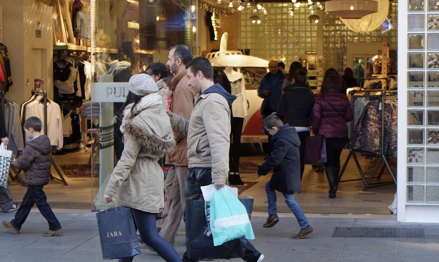 Las compras de última hora colapsan los comercios de Valladolid antes de la noche de Reyes