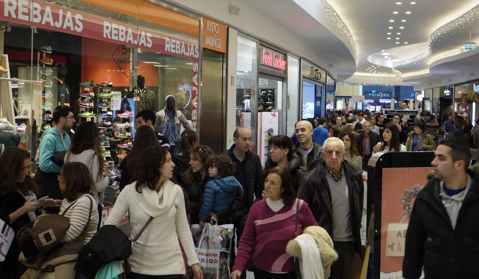 Las compras de última hora colapsan los comercios de Valladolid antes de la noche de Reyes