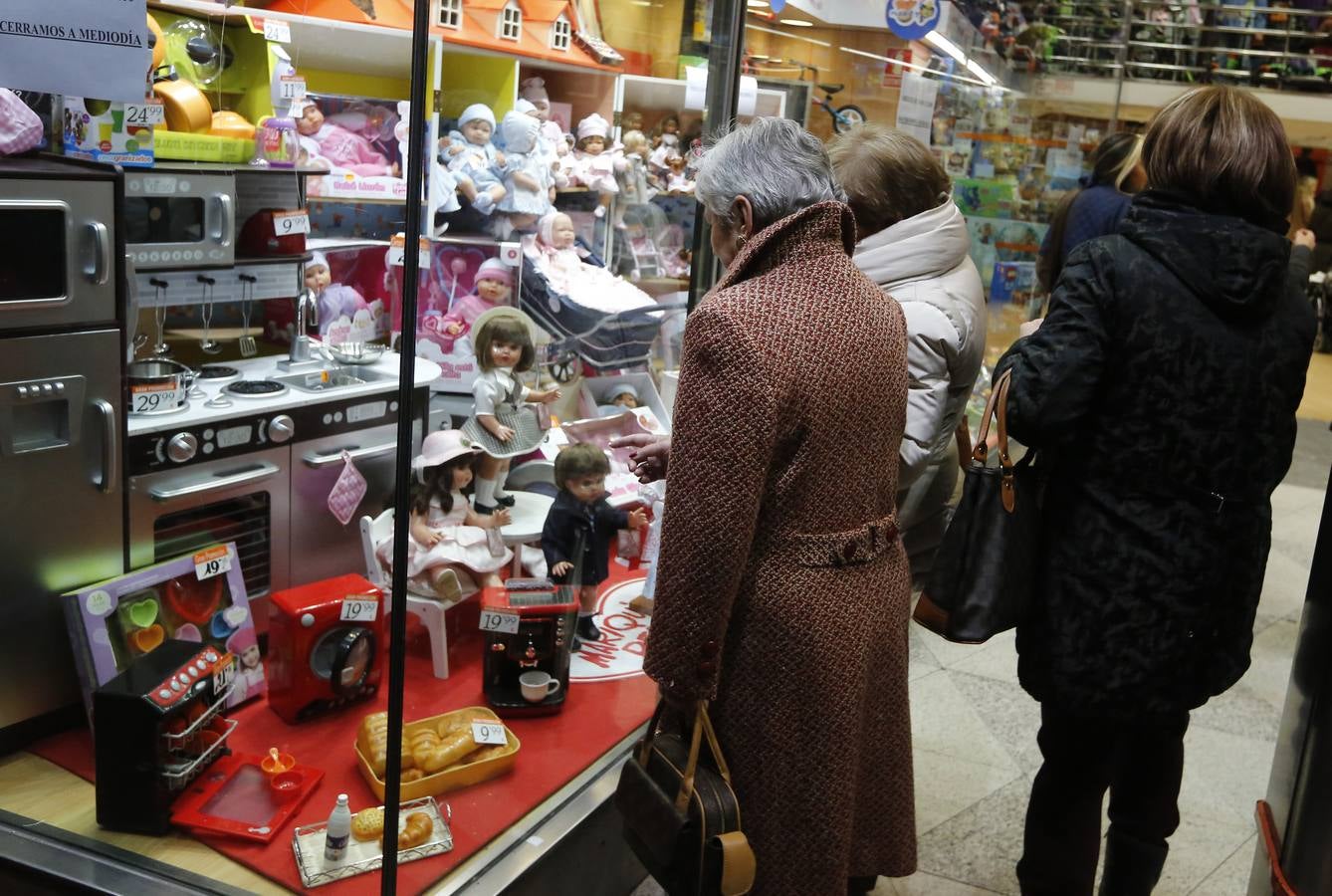 Las compras de última hora colapsan los comercios de Valladolid antes de la noche de Reyes