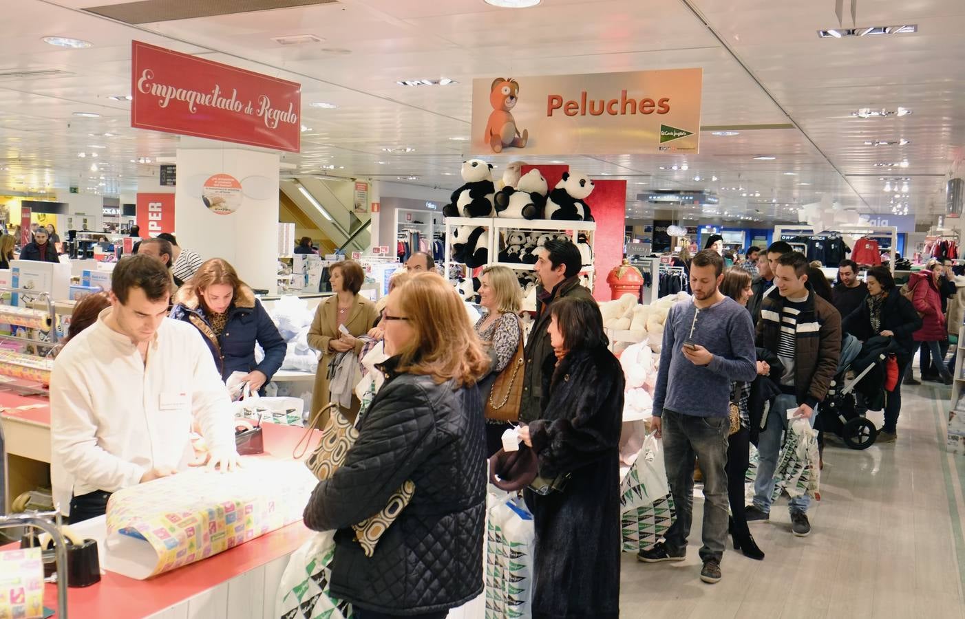 Las compras de última hora colapsan los comercios de Valladolid antes de la noche de Reyes