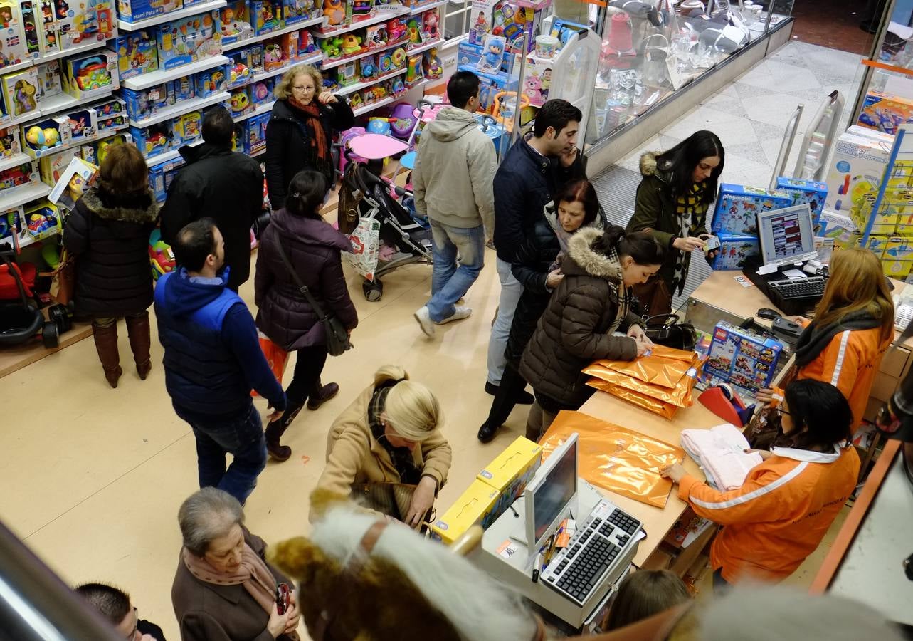 Las compras de última hora colapsan los comercios de Valladolid antes de la noche de Reyes