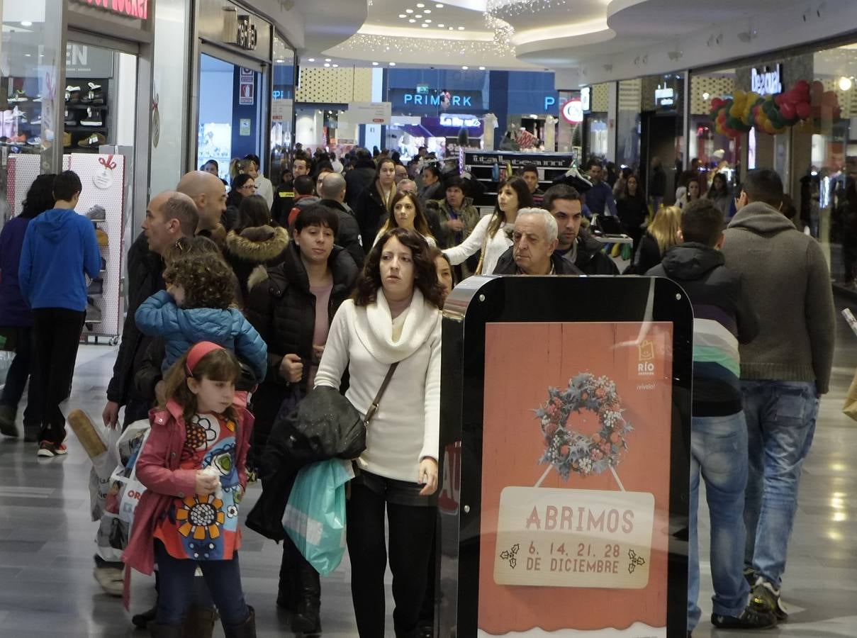 Las compras de última hora colapsan los comercios de Valladolid antes de la noche de Reyes