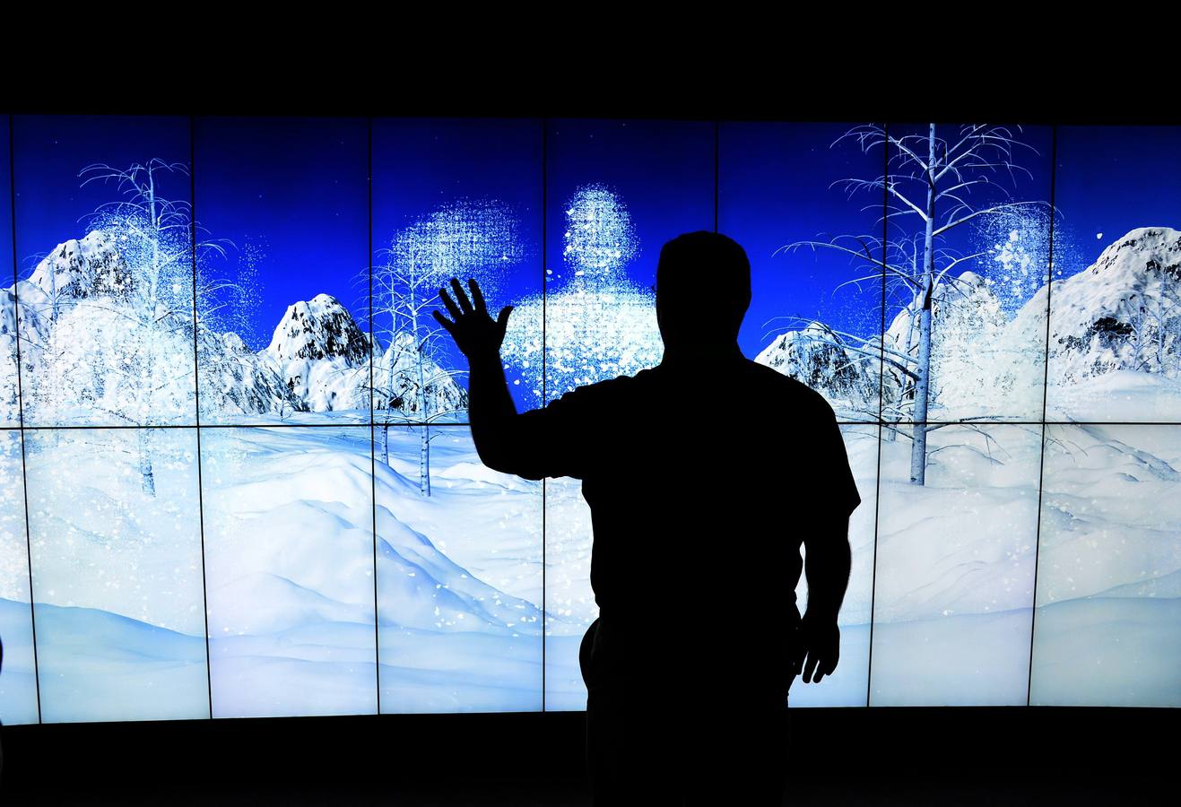 Un visitante interactúa con pantallas de tecnología Realsense de Intel.