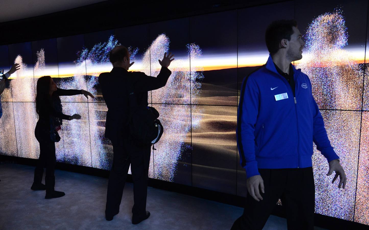 Visitantes interactúan con pantallas de tecnología Realsense de Intel.