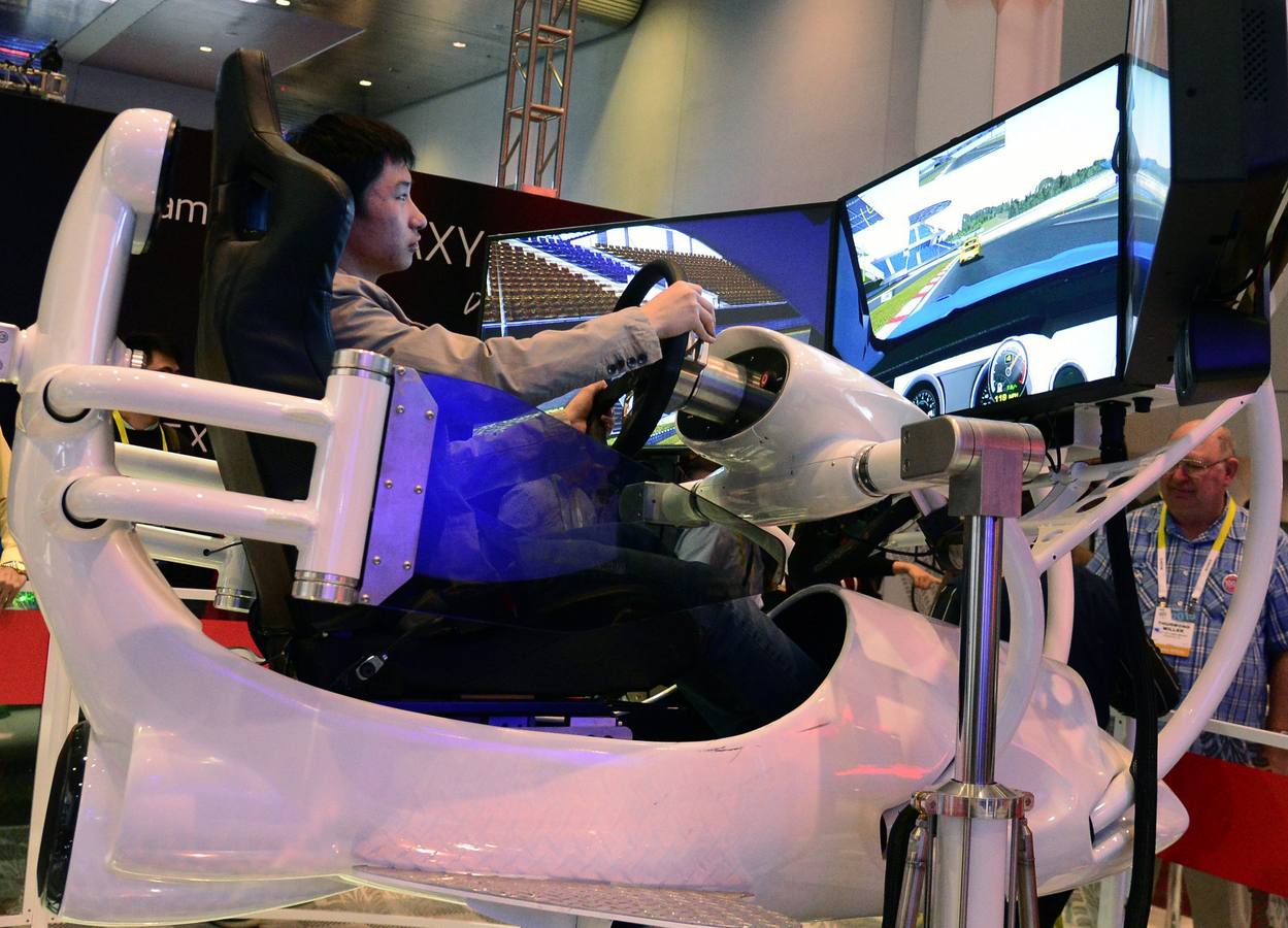 Un visitante prueba un simulador de Ford Mustang.