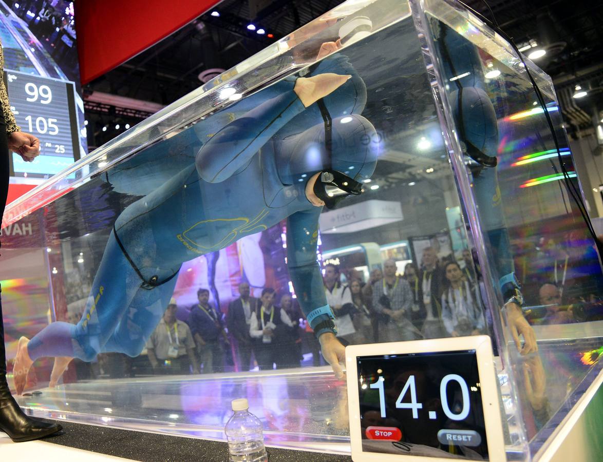 Stig Severinsen, campeón de buceo libre y titular del récord mundial por mantener la respiración, realiza una demonstración del monitor de signos vitales Masimo (en su dedo de la mano derecha).