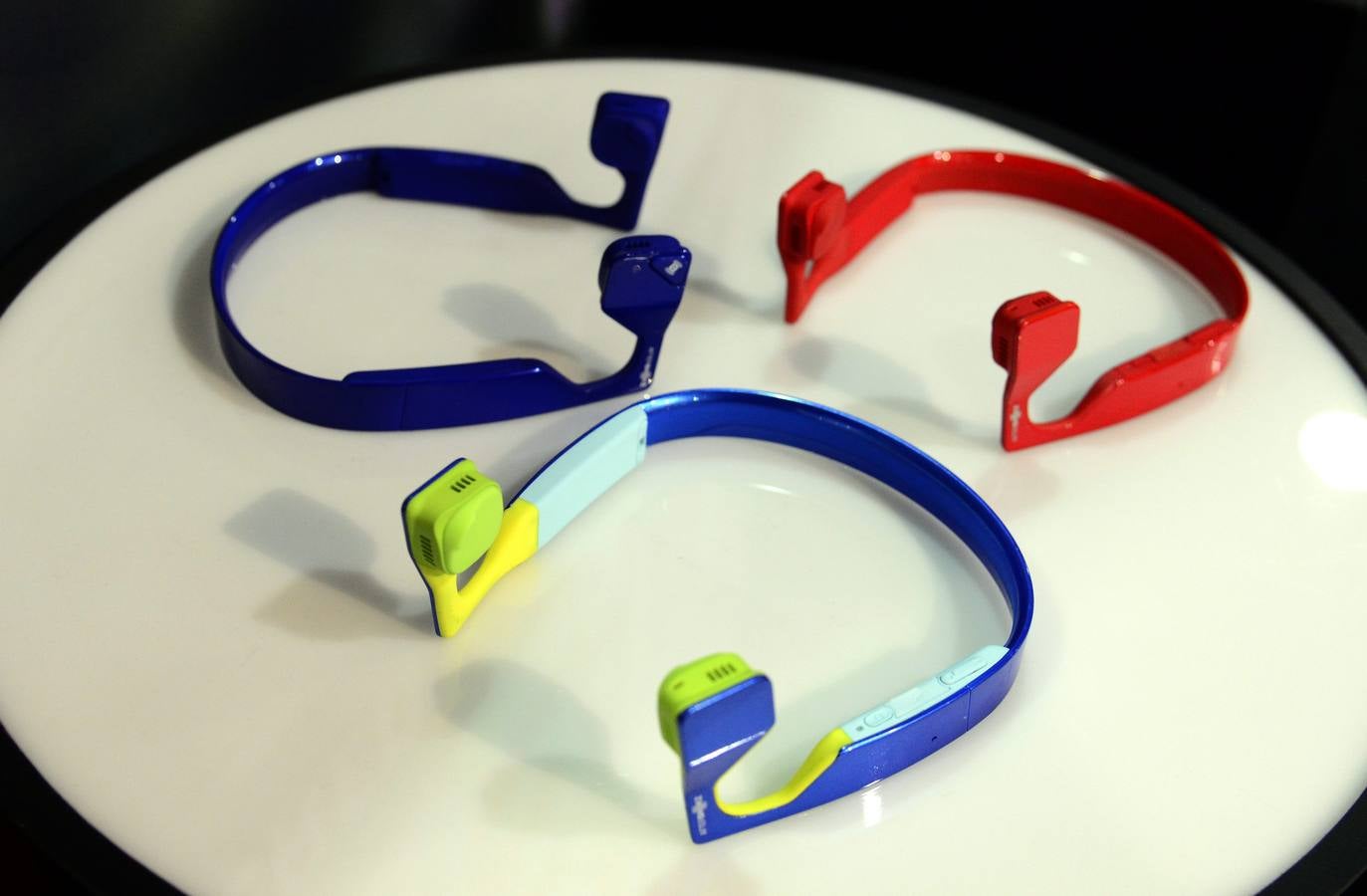 Auriculares que transmiten sonidos a través de los huesos faciales de la compañía estadounidense Aftershokz.