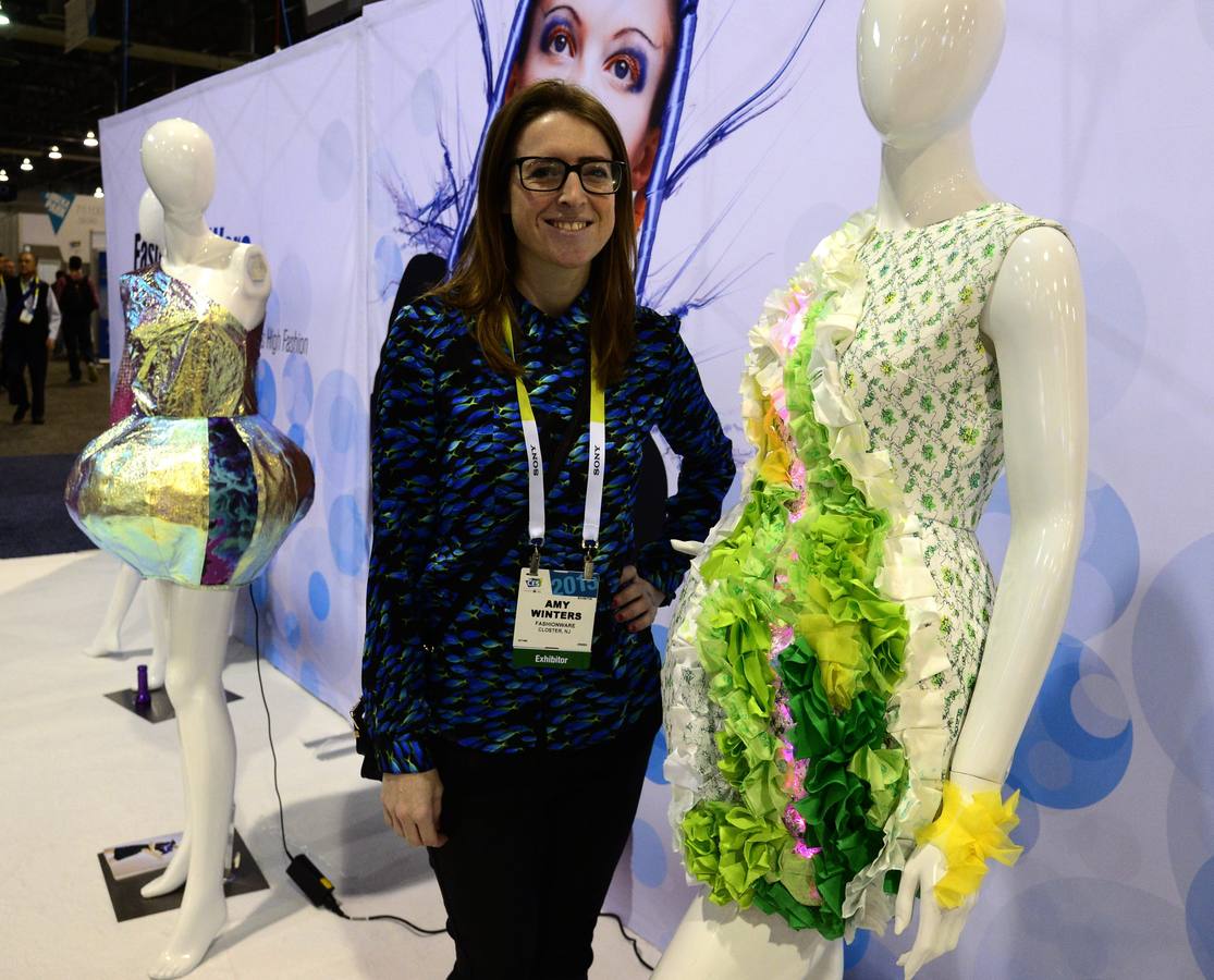 La creadora de la Compañía británica Fashionware, Amy Winters, posa junto a sus trajes interactivos, que reaccionan al entorno de los usuarios, el sonido, el color, la luz y patrones.