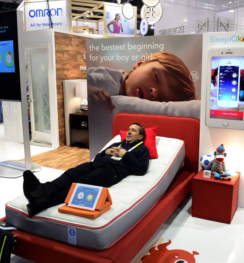 El expositor Pete Bils prueba la cama para niños Sleep Number que monitorea el movimiento con la tecnología Sleep IQ.