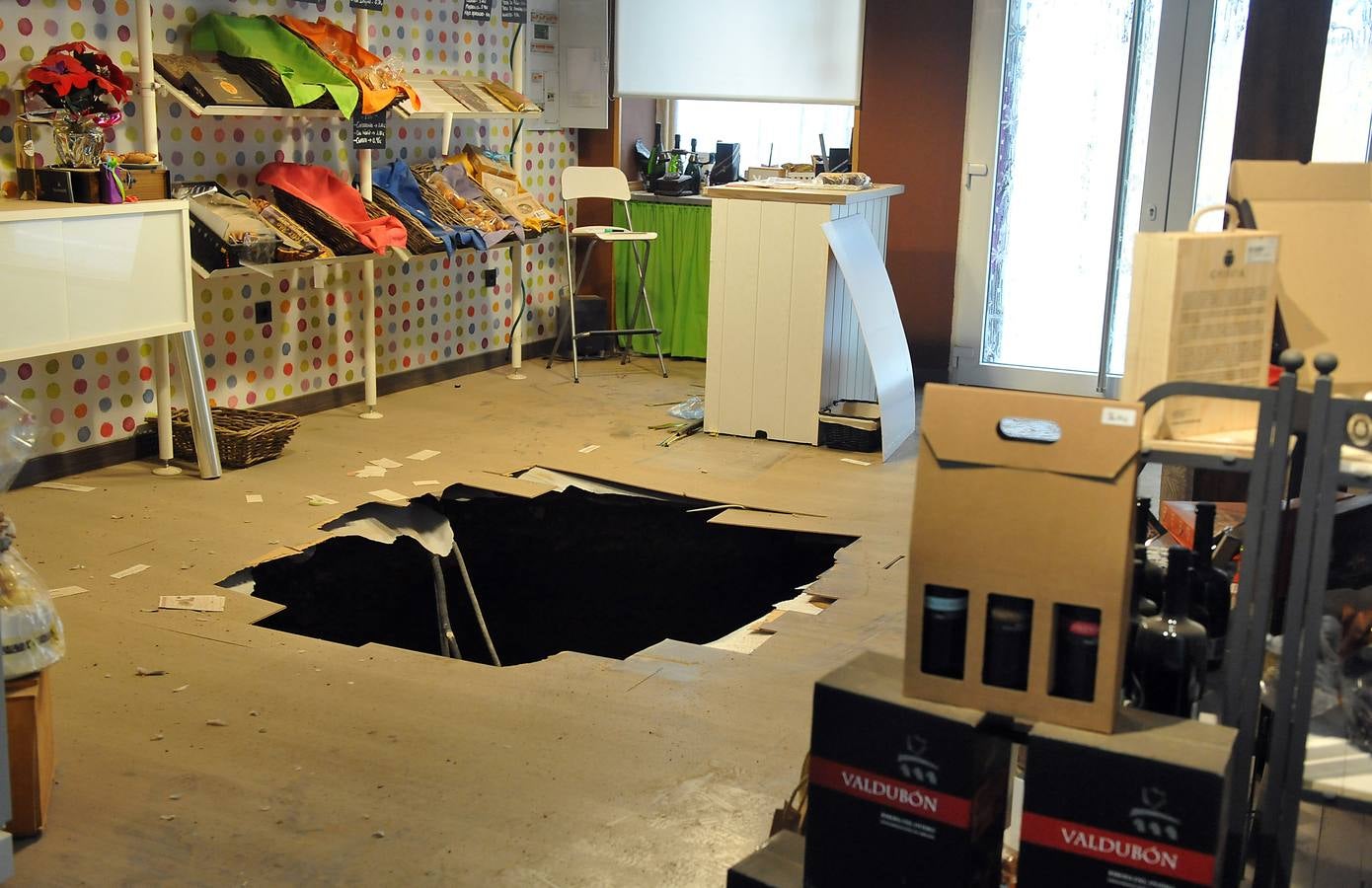 Socavón en una vinoteca de Tordesillas