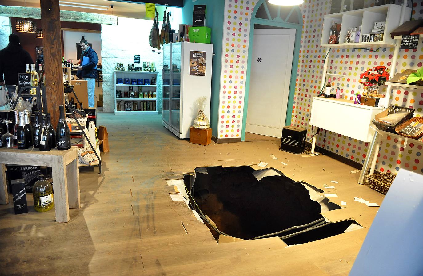 Socavón en una vinoteca de Tordesillas