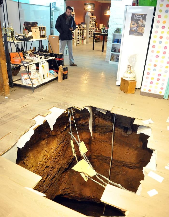 Socavón en una vinoteca de Tordesillas