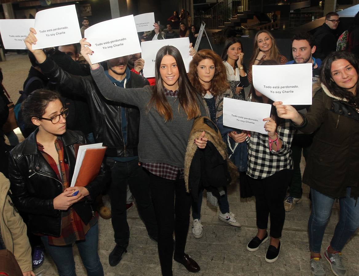 Concentración por la libertad de expresión en el campus María Zambrano de Segovia