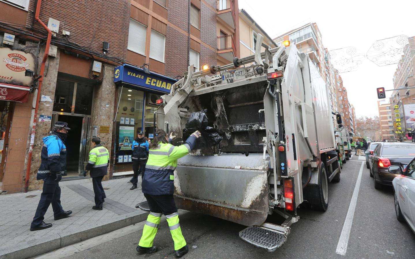 Enero 2015. La policia municipal observa a los operarios de Limpieza sacar las bolsas de basura del piso de un joven que sufre el síndrome de Diógenes en la plaza de la Cruz Verde.