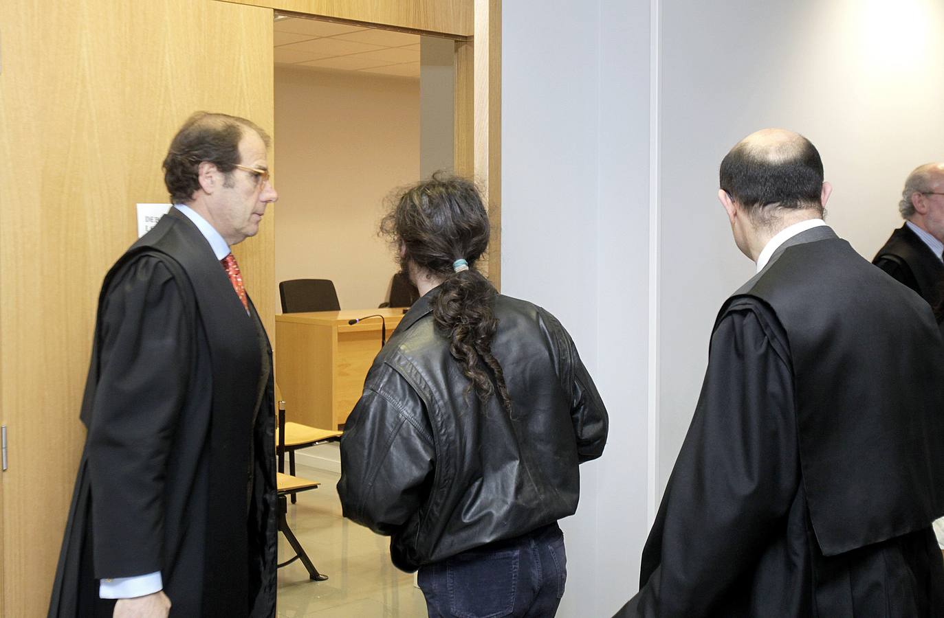 2012. El inquilinoaccede a la sala de vistas antes del juicio al que fue demandado por la comunidad del bloque del número 27 del Paseo de Farnesio por malos olores y daños en el bloque.