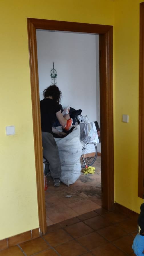 Febrero 2014. El inquilino recoge sus cosas de la Overuela durante el desahucio forzoso.