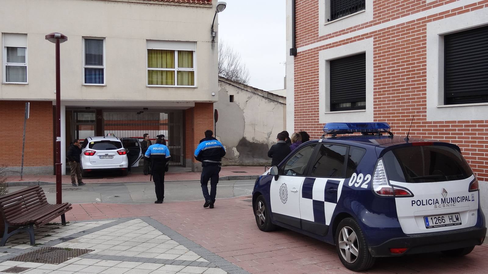 Febrero 2014. Los agentes y la comisión judicial acceden a la vivienda de la calle Arrabal en la Overuela ante la mirada de los vecinos para desalojar al inquilino que acumula toneladas de basura en su casa.