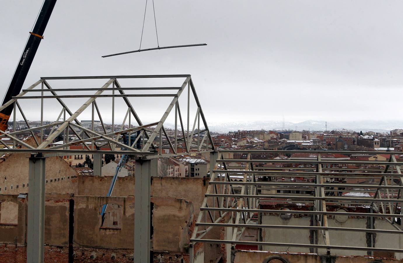 Retirada de la estructura metálica del Teatro Cervantes de Segovia