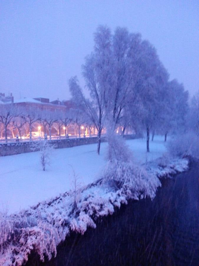 El Paseo del Espolón y la ribera del río Arlanzón cubiertos por la nieve.