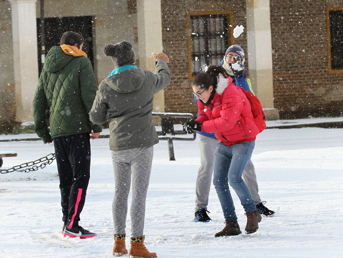 Jóvenes jugando con la nieve en Saldaña.