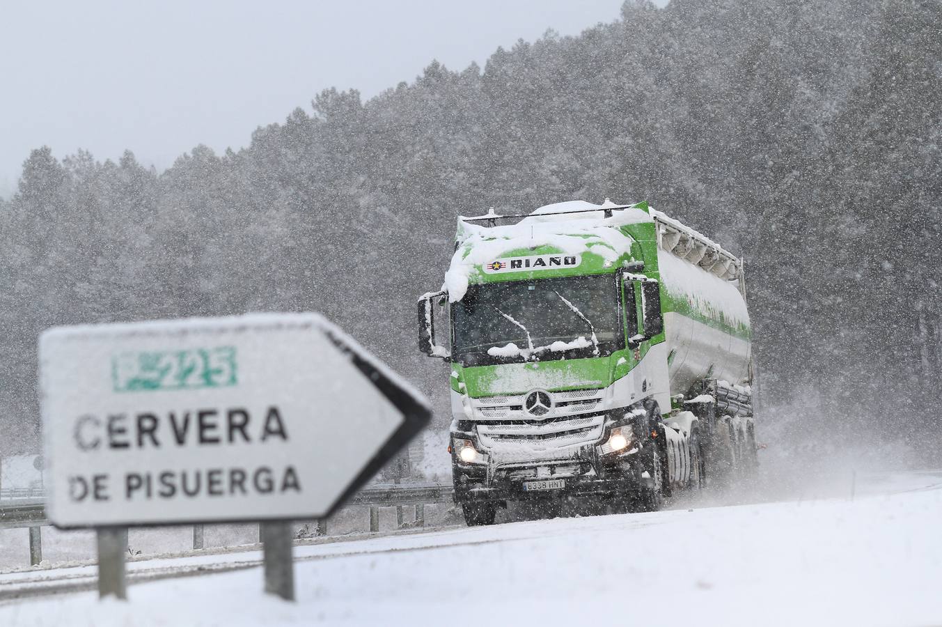 Un camión circula por la CL-615 (Palencia-Riaño) a la altura de Saldaña.