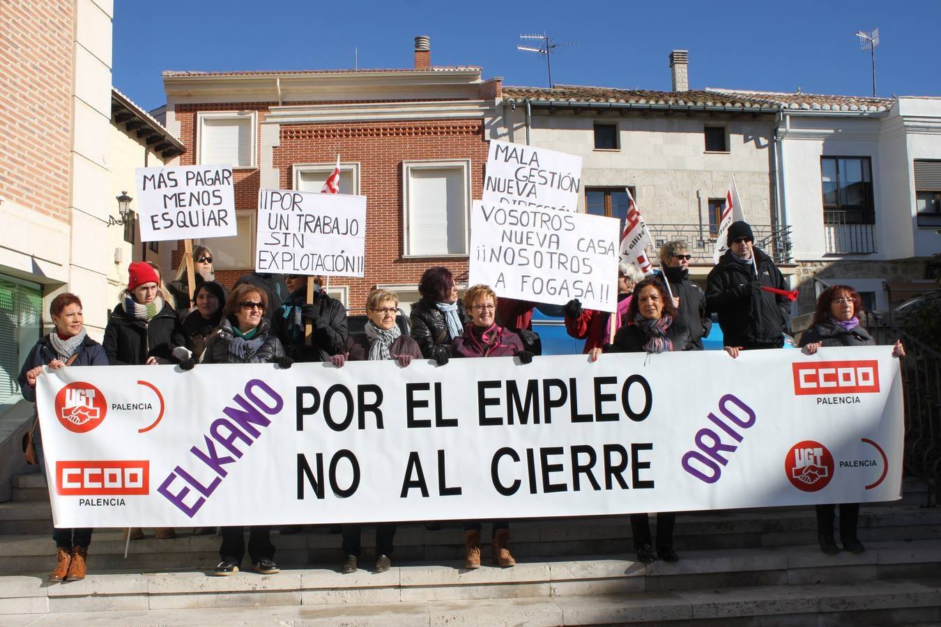 Los vecinos de Baltanás (Palencia) se manifiestan en apoyo a los trabajadores de Elkano y Orio