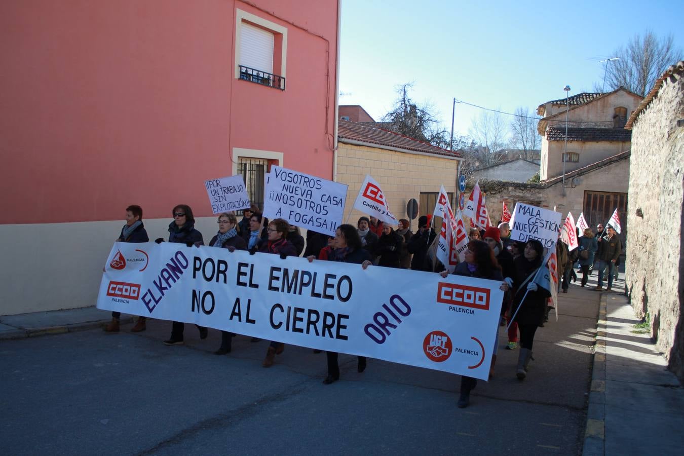 Los vecinos de Baltanás (Palencia) se manifiestan en apoyo a los trabajadores de Elkano y Orio