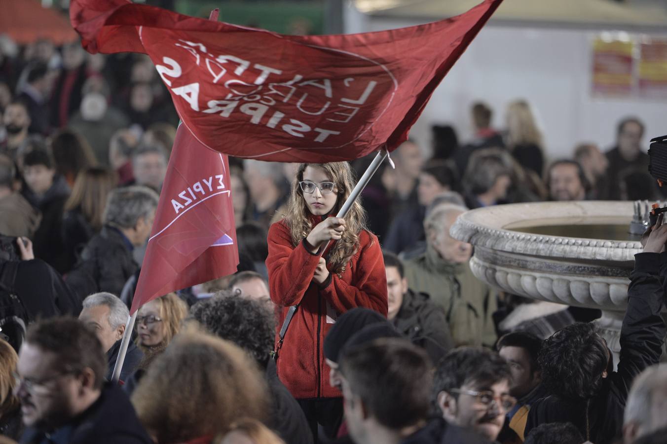 Momentos de júbilo entre los seguidores de Syriza al conocer los primeros resultados.