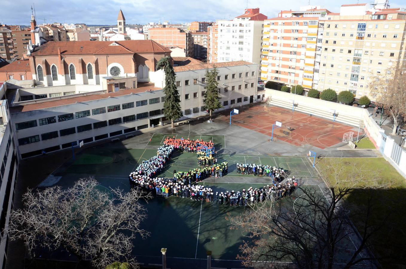 El colegio La Enseñanza ha realizado la figura de una bota que se libera de las ataduras para dar salida a una flor, como sí­mbolo de paz.