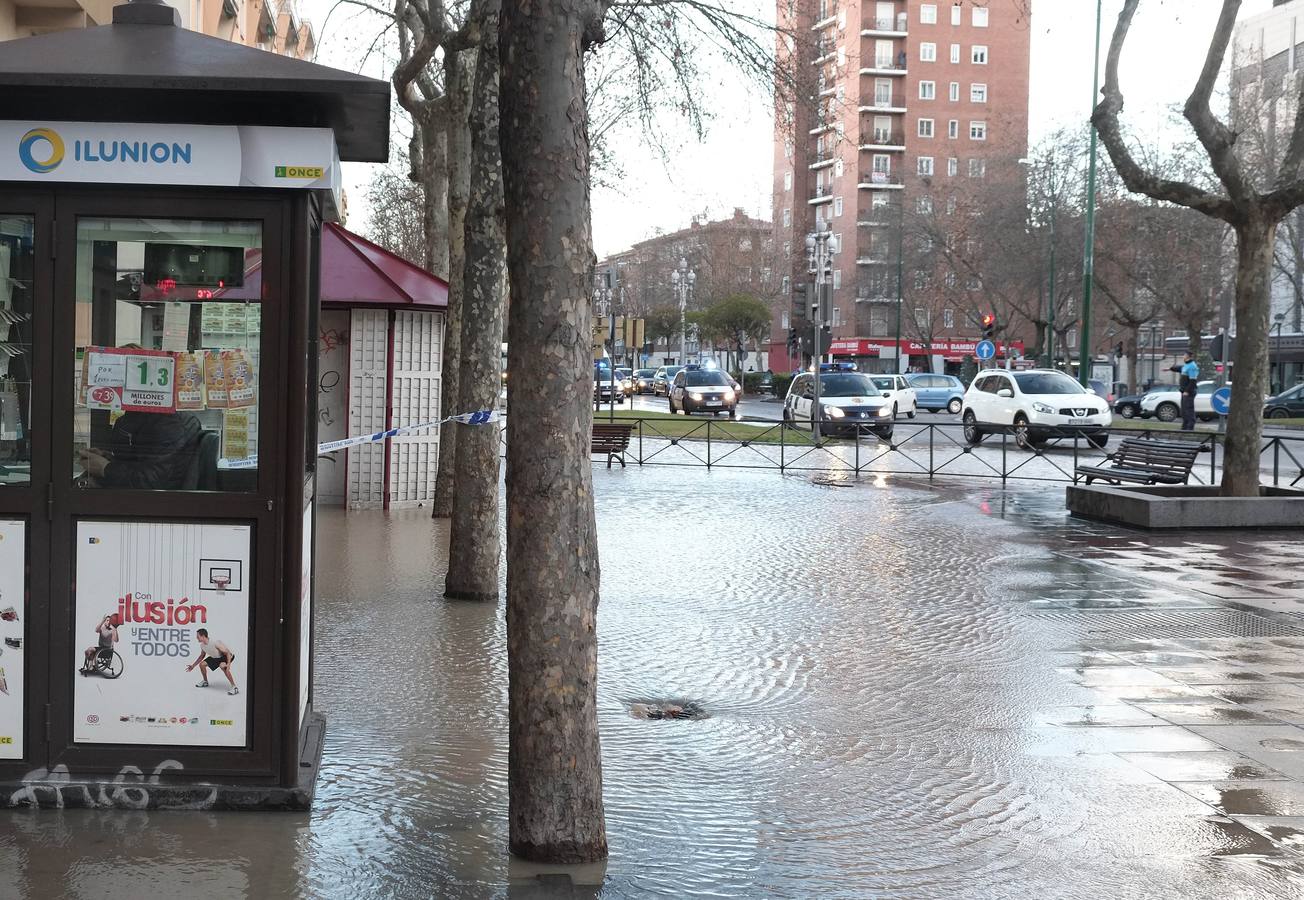 El reventón de un tubería inunda un carril del Paseo de Zorrilla