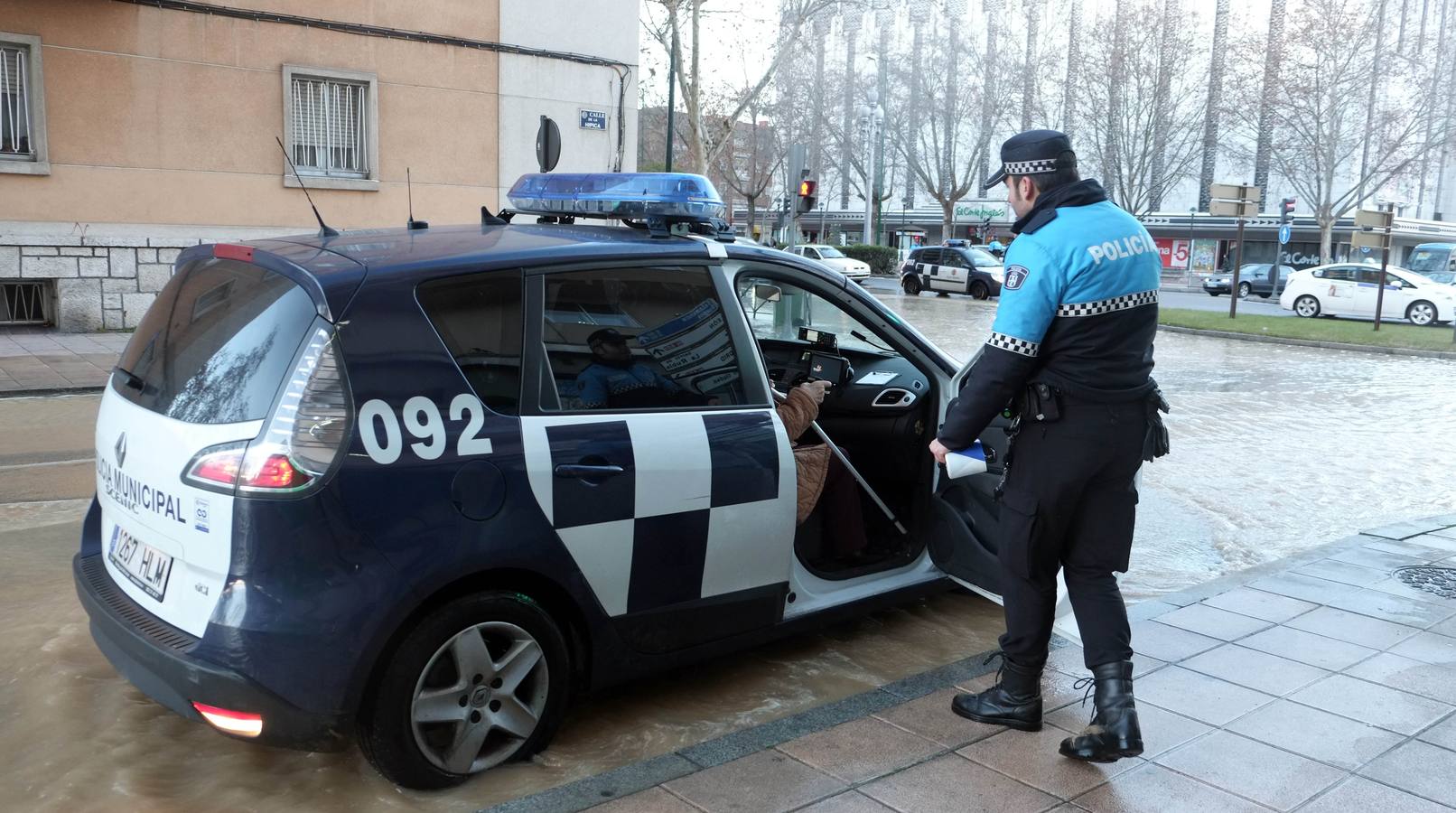 El reventón de un tubería inunda un carril del Paseo de Zorrilla