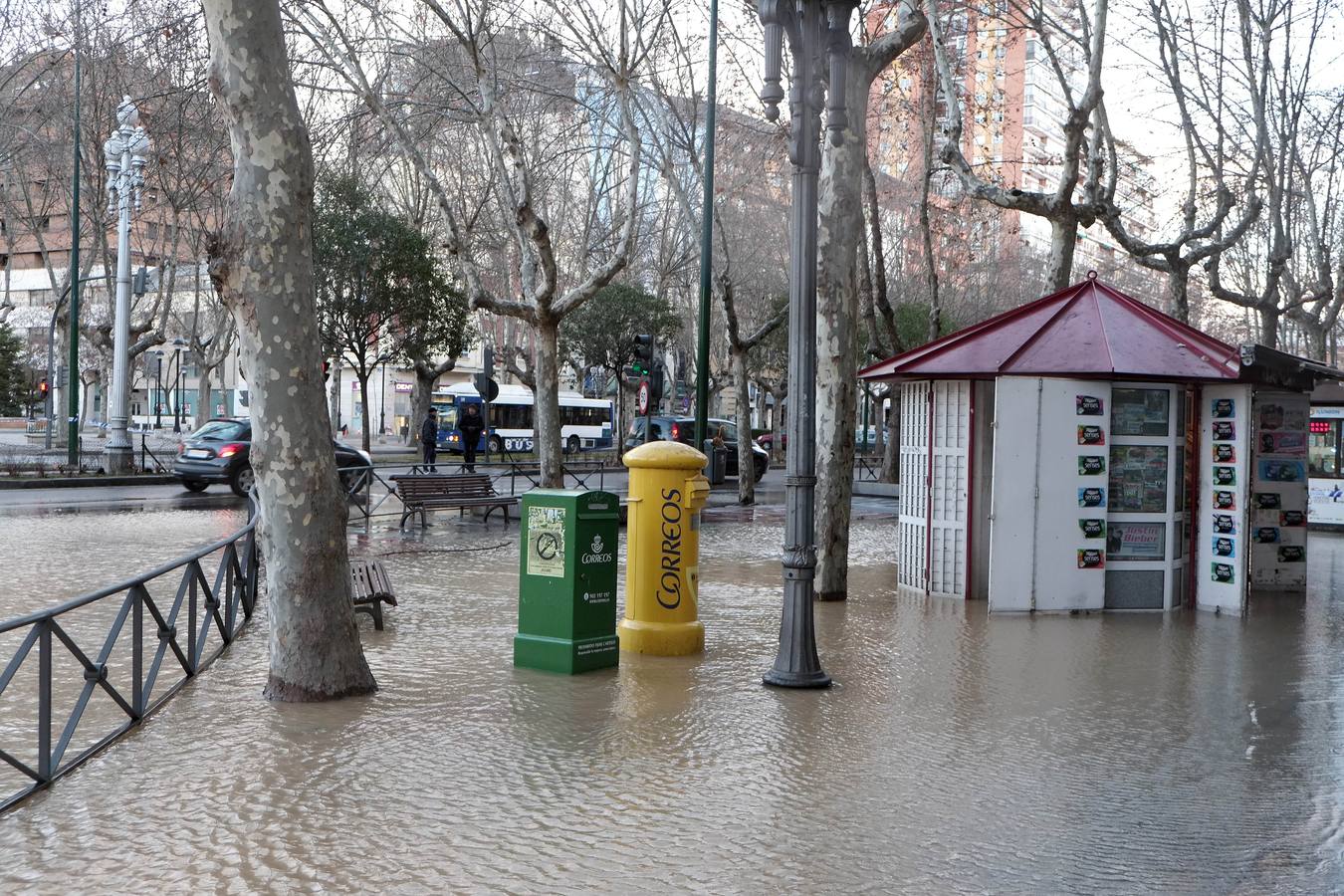 El reventón de un tubería inunda un carril del Paseo de Zorrilla