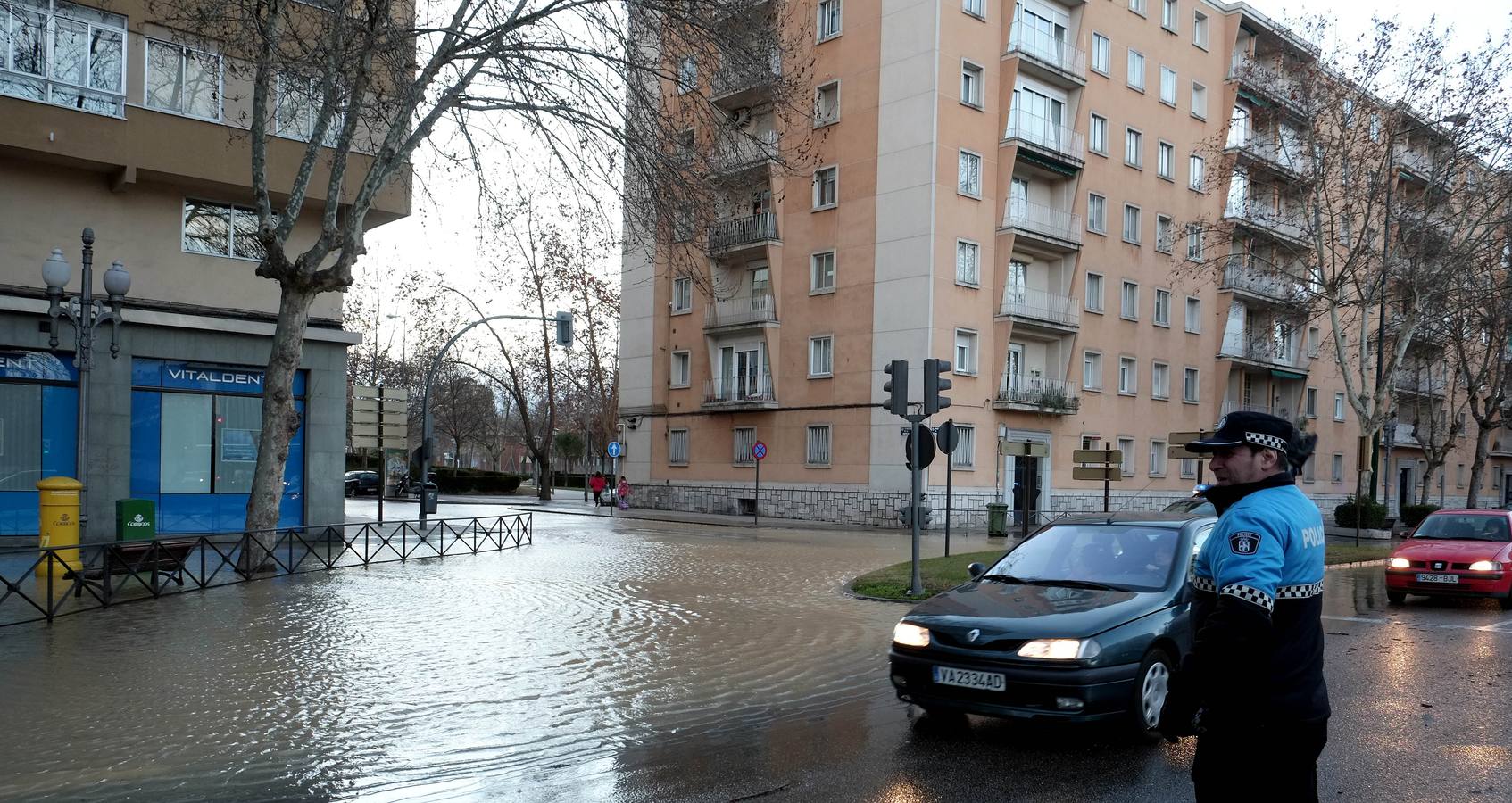 El reventón de un tubería inunda un carril del Paseo de Zorrilla