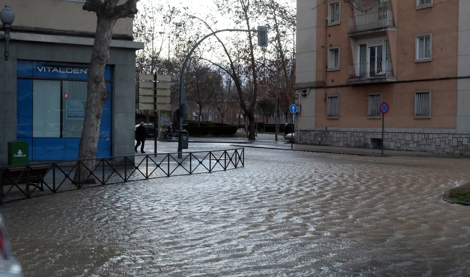 El reventón de un tubería inunda un carril del Paseo de Zorrilla