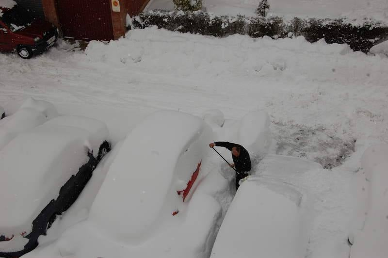 Las localidades palentinas de Aguilar de Campoo y Guardo, cubiertas por la nieve