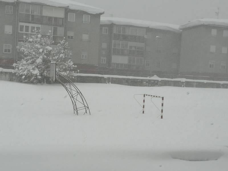 Las localidades palentinas de Aguilar de Campoo y Guardo, cubiertas por la nieve